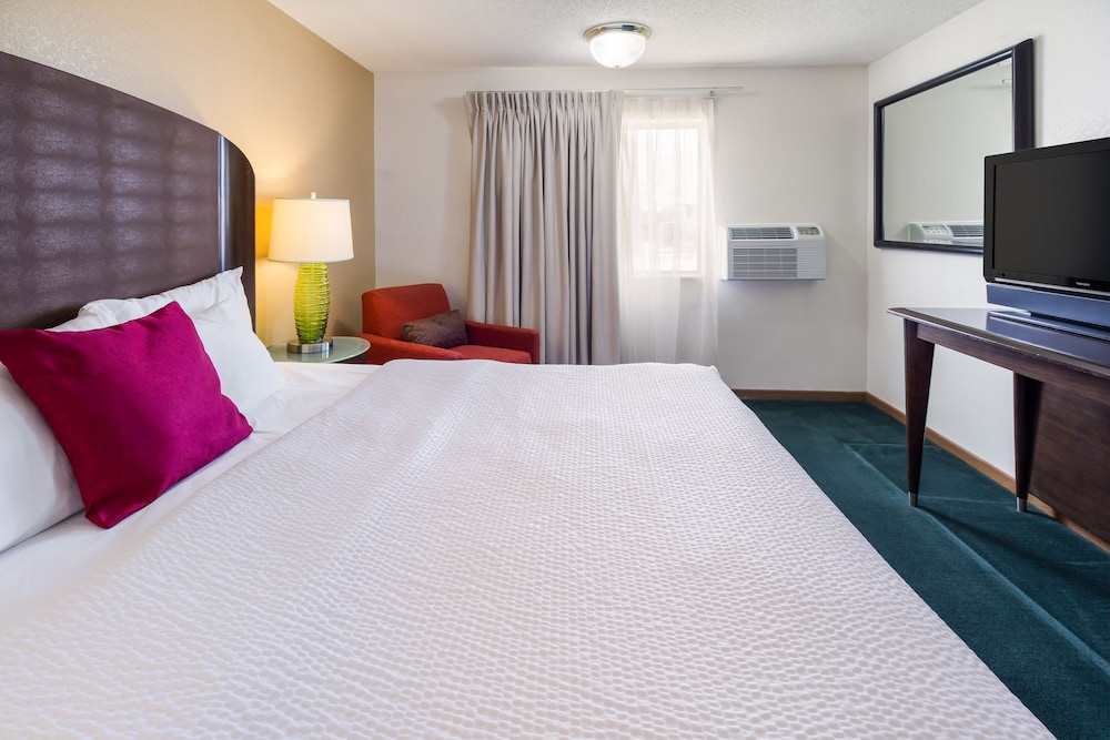 Alliance Hotel And Suites - photo 3