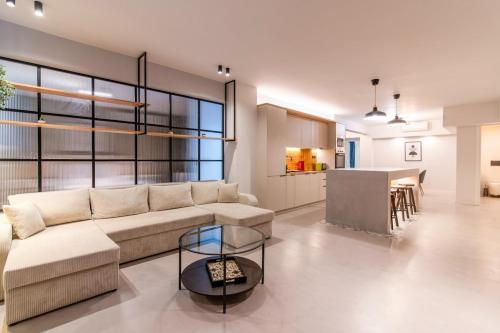 Katia's Central 3Bdr 3Bthr Aprt — 4-Star Luxury Hotel in Athens, Greece