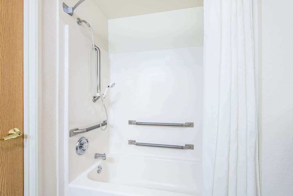 Super 8 by Wyndham West Middlesex Sharon Area - photo 8