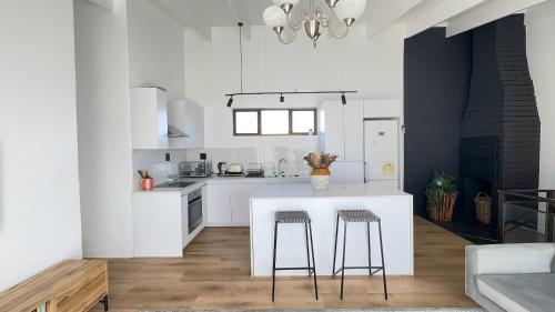 Central Retreat Cozy Apartment Near Attractions