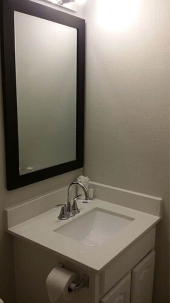 Econo Lodge Inn & Suites Abilene East District - photo 23