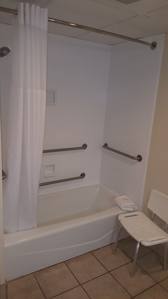 Quality Inn & Suites Hotel West Chester - photo 20