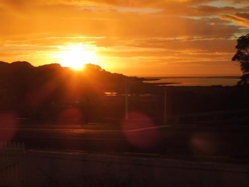 Raglan walk to harbour and town garden views — 4-Star Luxury Hotel in Raglan, New Zealand