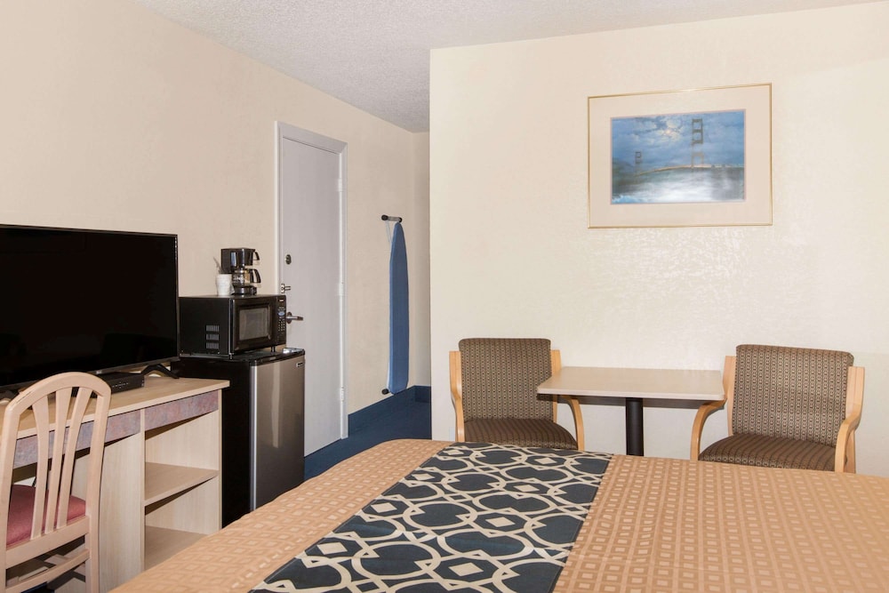 Travelodge by Wyndham Los Banos CA - photo 8