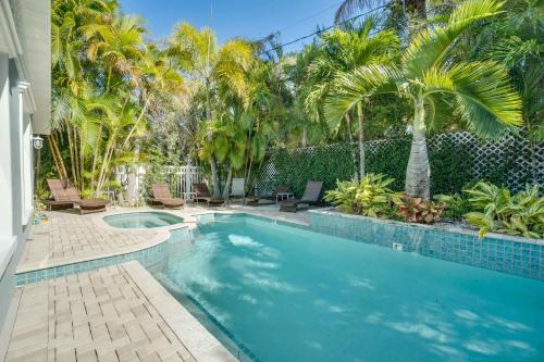 1 Min Walk to Beach and Private Heated Pool and Spa in Anna Maria, United States