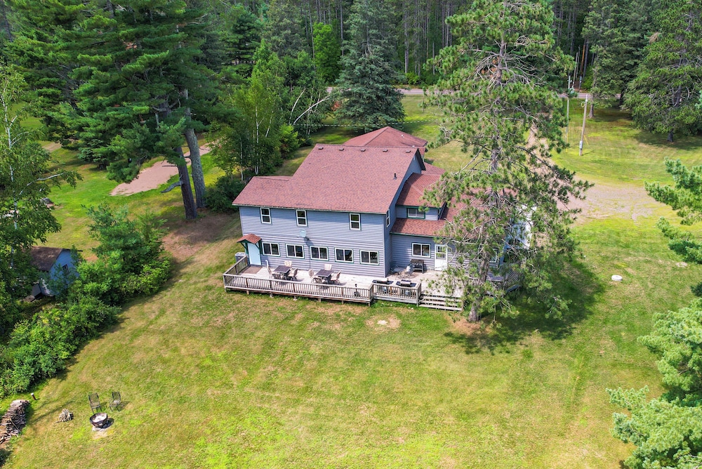 Spacious Winter Retreat w River Access Kayaks — hotel in Ladysmith