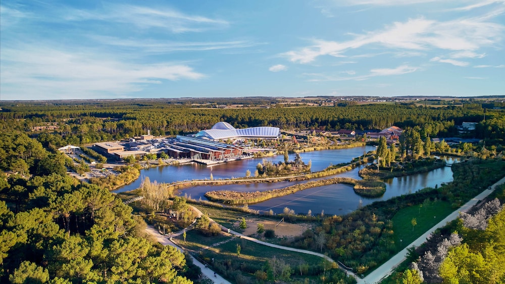 Center Parcs Le Bois aux Daims — 4-Star Luxury Hotel in Poitiers, France