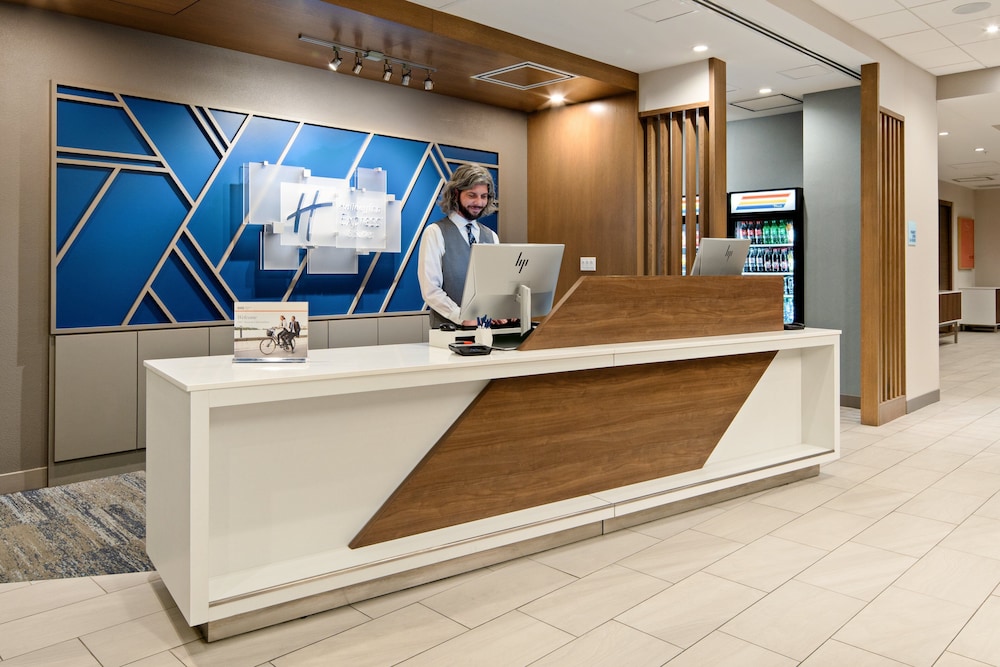 Holiday Inn Express & Suites Palm Desert Millennium - photo 2