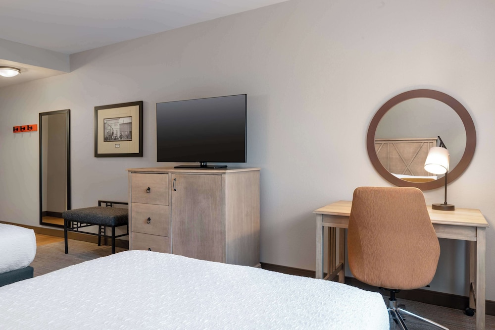 Hampton Inn & Suites Dodge City - photo 14