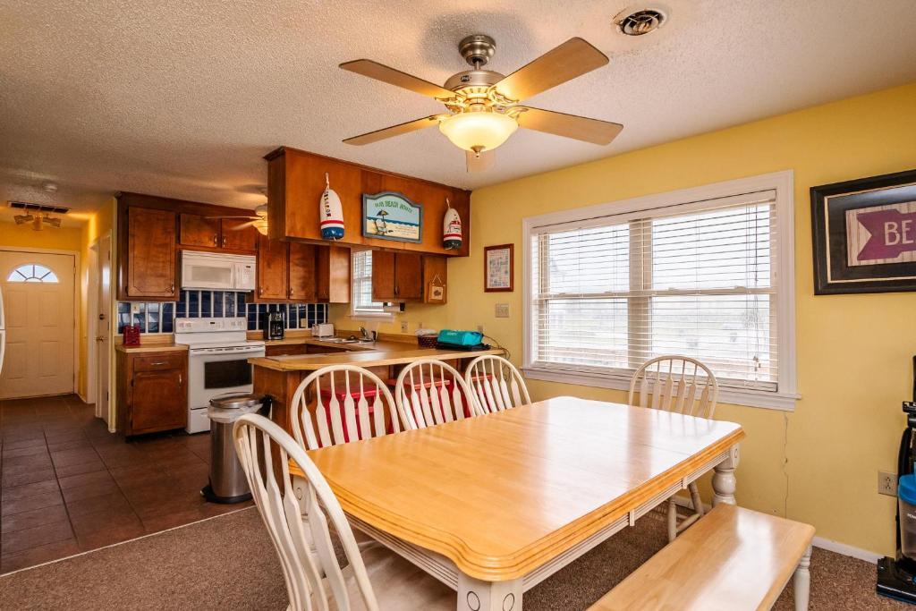 Beach Barn by Oak Island Accommodations - photo 11