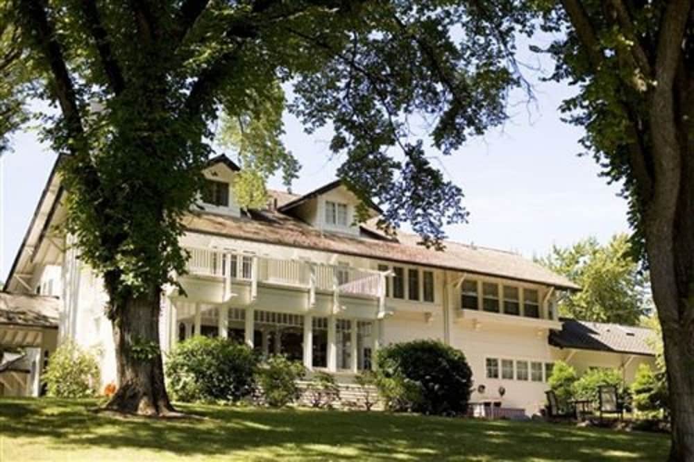 The Willows Inn Bed & Breakfast — 4-Star Luxury Hotel in Central Point, United States