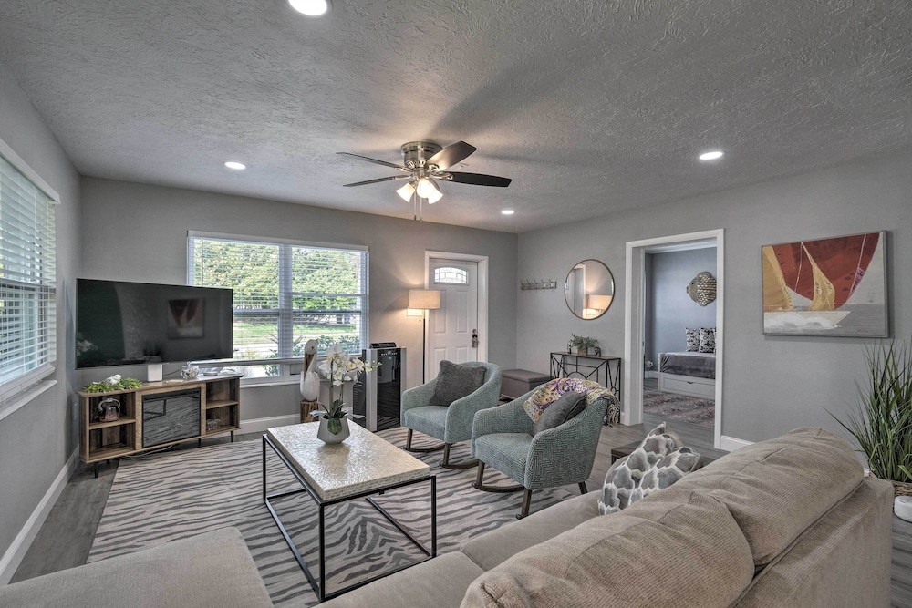 Bright Venice Getaway Less Than 1 Mi to Historic Dtwn in Venice, United States