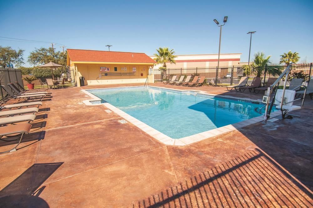 La Quinta Inn San Antonio AlamoDome South - photo 21