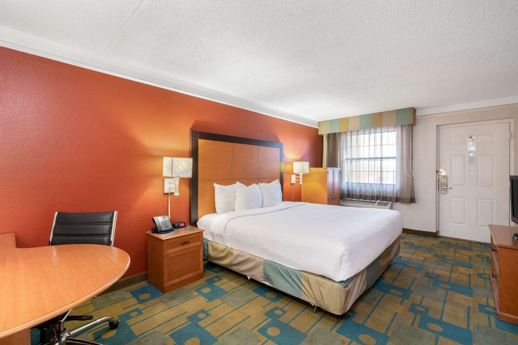 La Quinta Inn by Wyndham Phoenix Sky Harbor Airport - photo 20