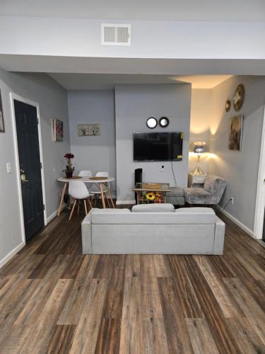 Lemon king room 4 in Newark, United States