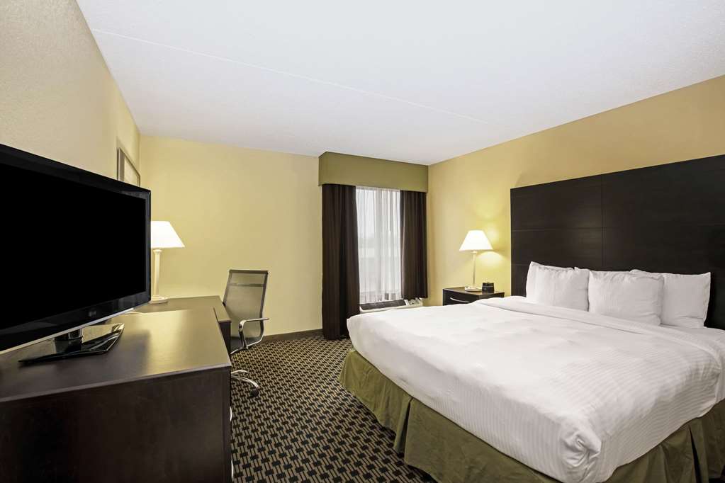 La Quinta Inn & Suites by Wyndham Salina - photo 40