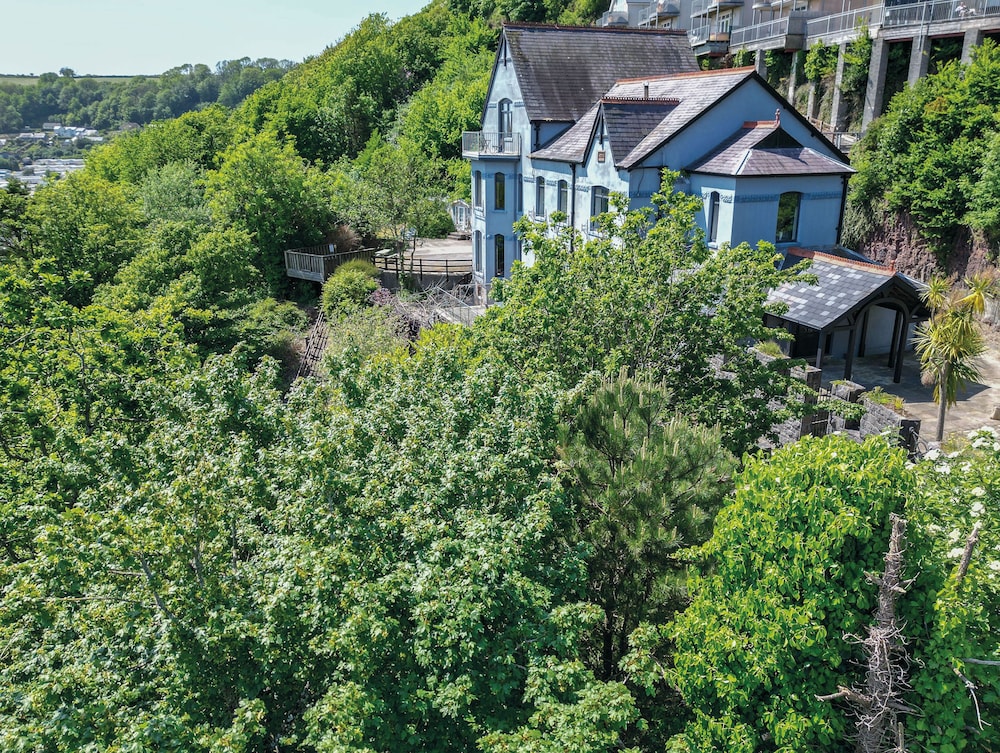 Beautiful Pendine Manor House in West Wales — 4-Star Luxury Hotel in Carmarthen, United Kingdom