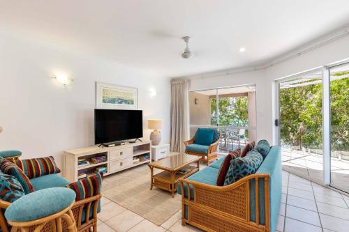 Ivy at Coral Horizons: A Retro Beachfront Locale in Palm Cove, Australia