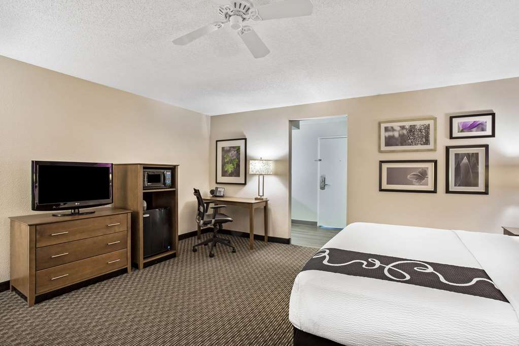 La Quinta Inn & Suites by Wyndham Hartford Bradley Airport - photo 28