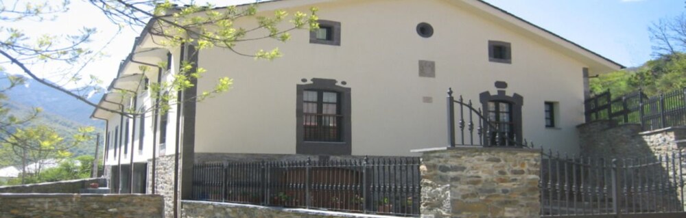 Apartamentos Rurales Casa Baltasar 4952581 — Cangas Del Narcea