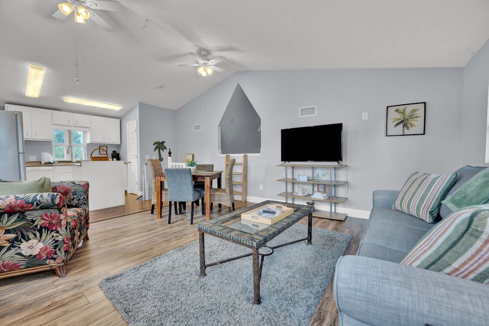 Adorable 1 BDR with Full Kitchen Deck Washer Dryer in Panama, United States