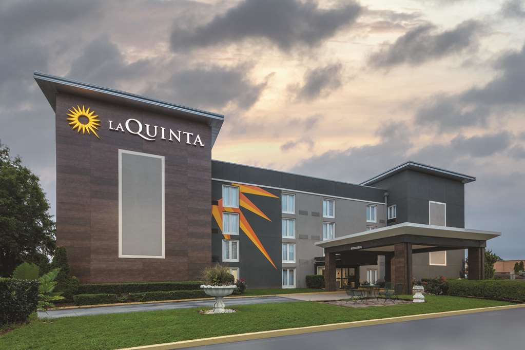 La Quinta Inn & Suites by Wyndham Atlanta Airport South - photo 3