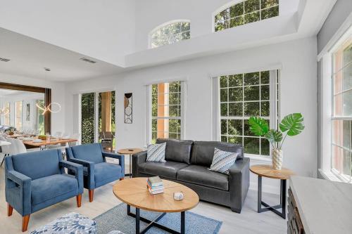 Modern Vacation Home Minutes Away From The Parks — 4-Star Luxury Hotel in Davenport, United States