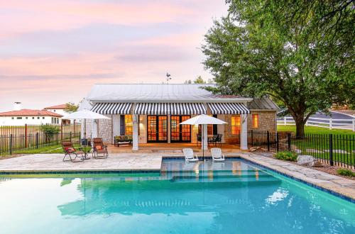 Luxury Golf Course Private Retreat with Heated Swimming Pool — hotel in Horseshoe Bay
