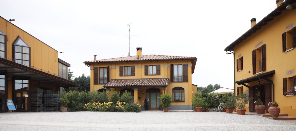 Agriturismo Borgo delle Vigne — 4-Star Luxury Hotel in Zola Predosa, Italy
