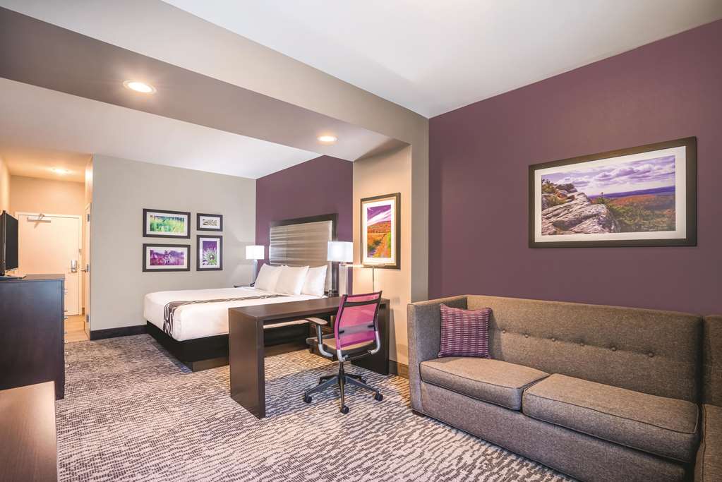 La Quinta Inn & Suites by Wyndham Clifton Park Saratoga Area - photo 16