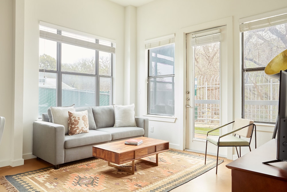 Sonder Crescent - carbon neutral hotel in Austin