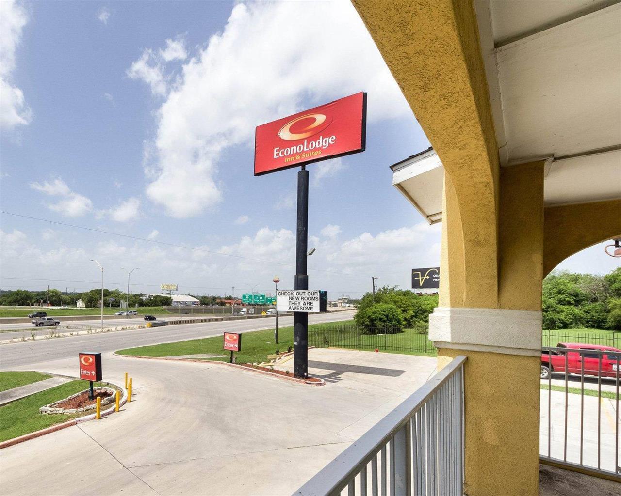Econo Lodge Inn & Suites Coliseum - photo 5