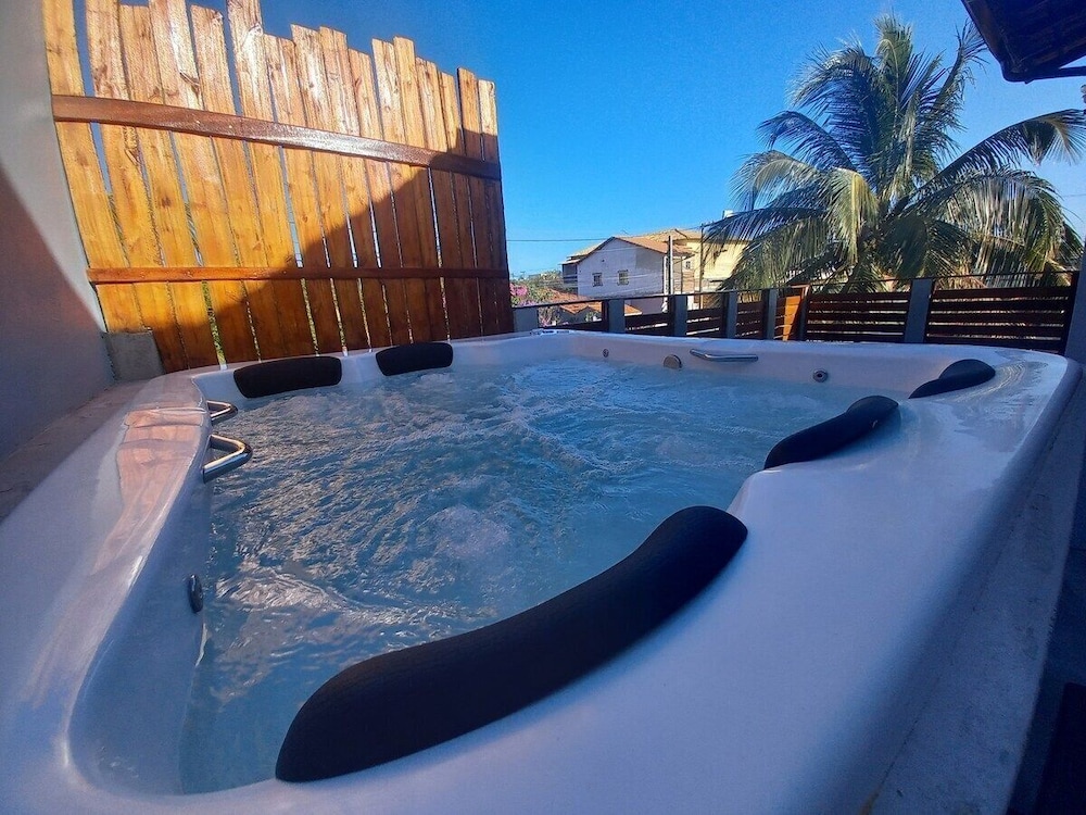 RiqueHouse Hidro churrasqueira a 500 m in Marica, Brasil