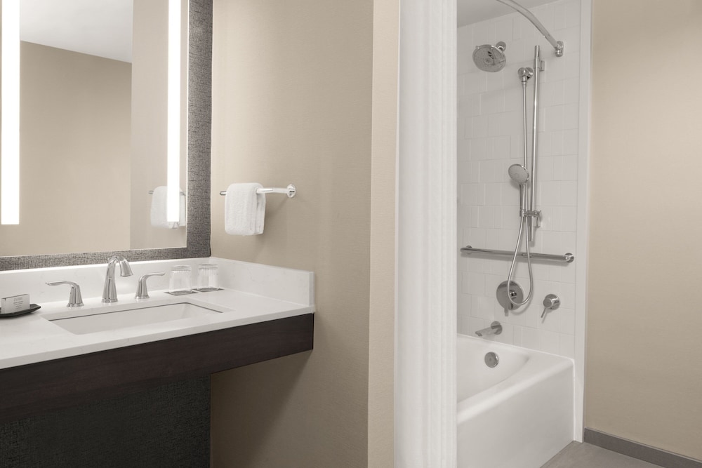 Sheraton Milwaukee Brookfield Hotel - photo 25