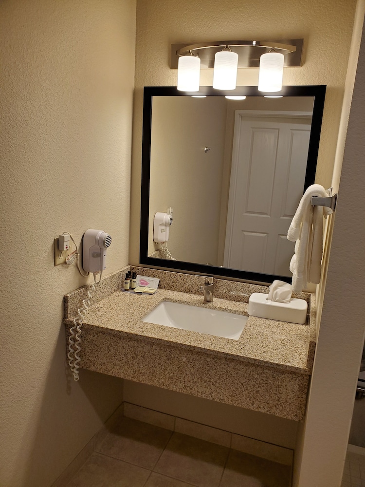 Cobblestone Suites Oshkosh - photo 31