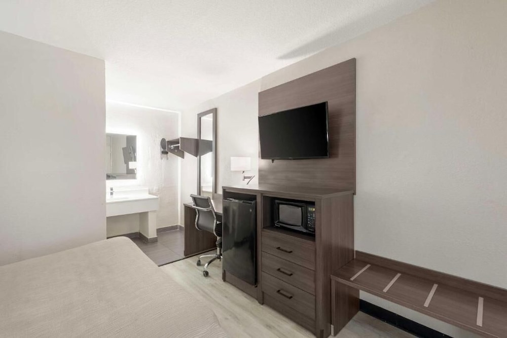 Downtown Inn & Studio Suites - photo 5