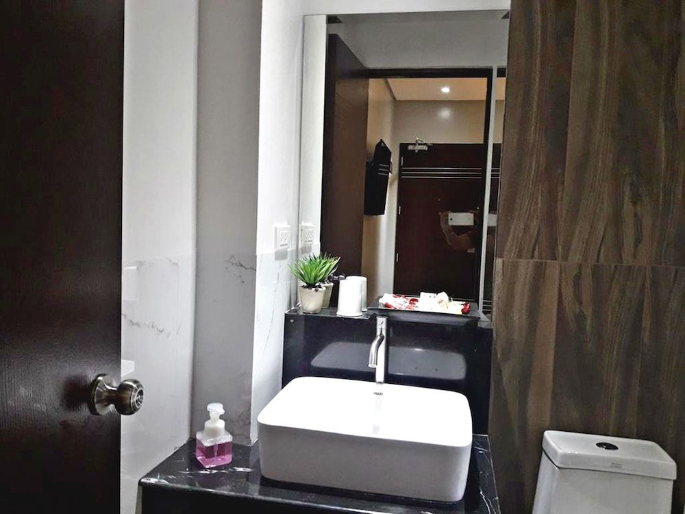 Red Mango Suites - carbon neutral hotel in Cainta
