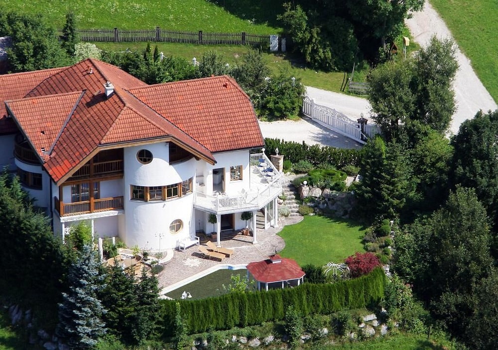 Villa Salza — 4-Star Luxury Hotel in Sankt Martin Am Grimming, Austria
