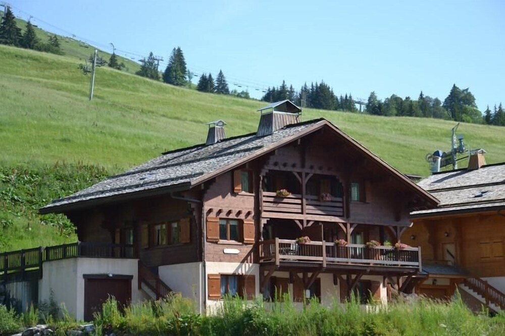 House Chalet 4 étoiles pied des pistes proche commerces 16 pers. — 4-Star Luxury Hotel in Le Grand-Bornand, France