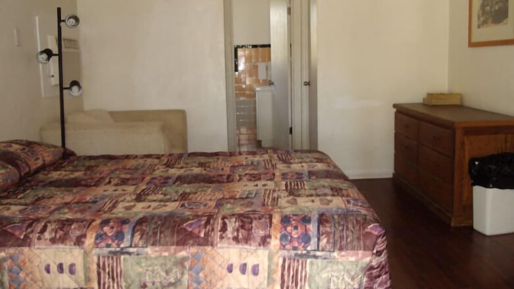 La Siesta Motel - photo 11