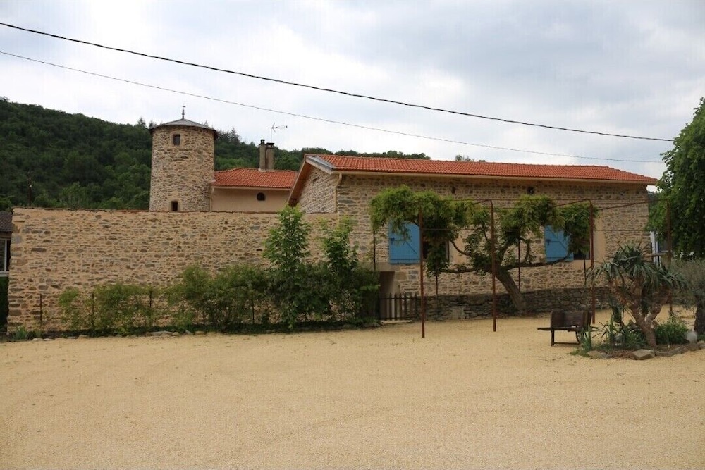 Yac Aventures — hotel in Givors