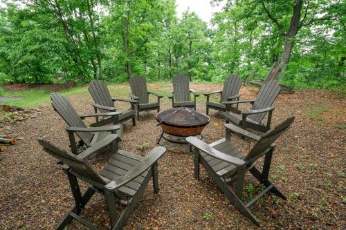 Cozy Cabin Retreat Hot Tub & Scenic Surroundings — 4-Star Luxury Hotel in Sevierville, United States