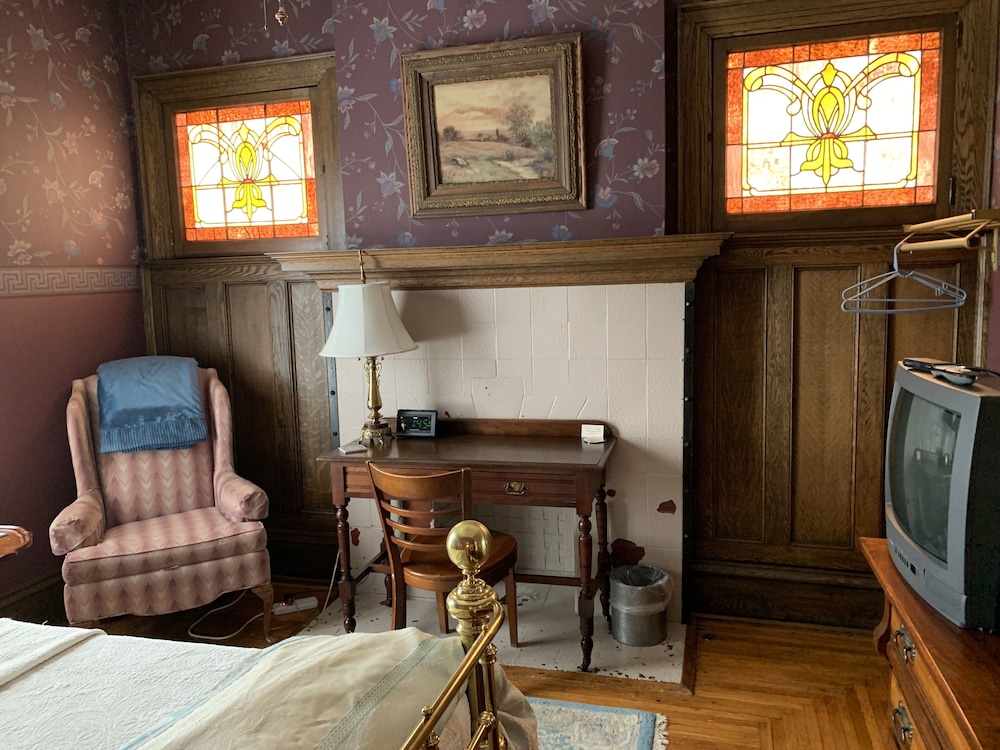 Brass Pineapple Inn - photo 25