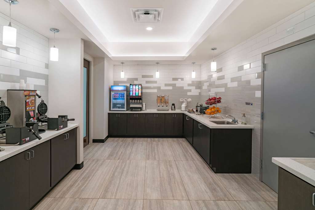 La Quinta Inn & Suites by Wyndham Mobile - photo 54