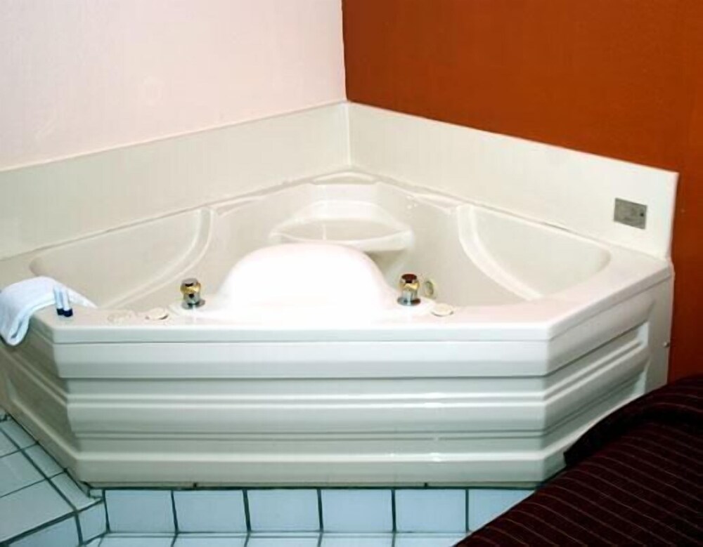 Westgate Inn and Suites - photo 7