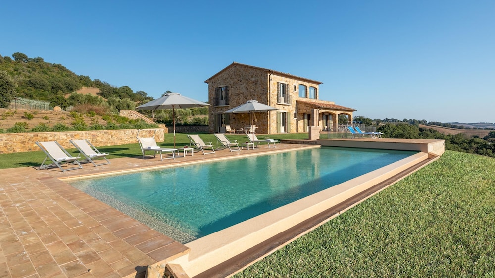 Casale Grottini 8 Emma Villas — 4-Star Luxury Hotel in Manciano, Italy