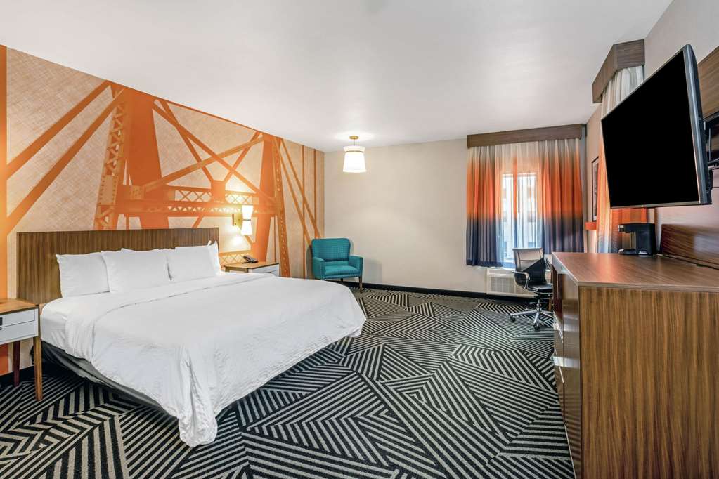 La Quinta Inn & Suites by Wyndham Waco Downtown Baylor - photo 13