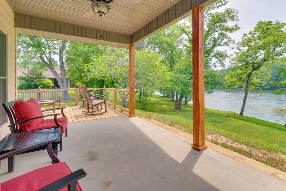 Waterfront Getaway with Patio on the White River — hotel in Mountain Home