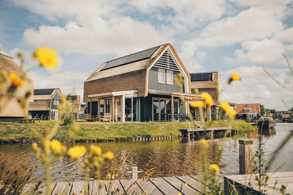 Watervilla buitenzijde met Sauna I 8 personen Boutique Parc Pharshoeke — hotel in Heeg