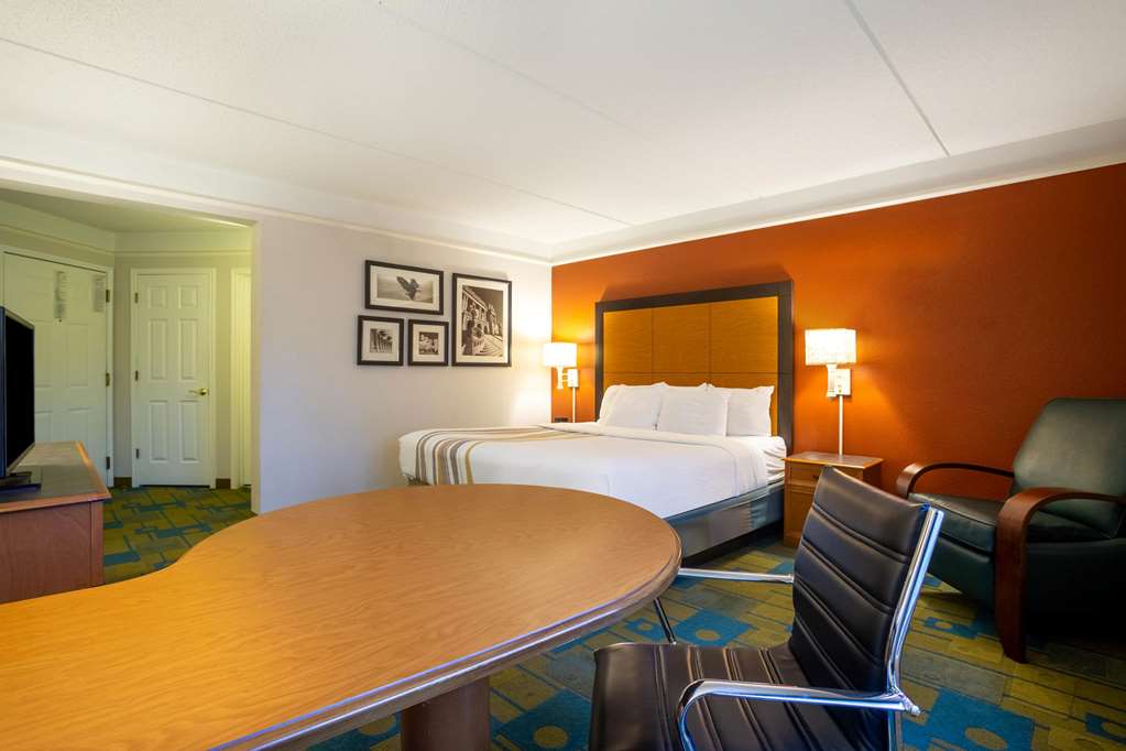 La Quinta Inn & Suites by Wyndham Charlotte Airport South - photo 12